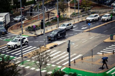 Tel Aviv, İsrail, 29 Aralık 2025. Tel Aviv şehir merkezinde trafik hâlâ yoğun. Tel Aviv 'de tercih edilen ulaşım yolları arasında arabalar ve otobüsler yer alıyor..
