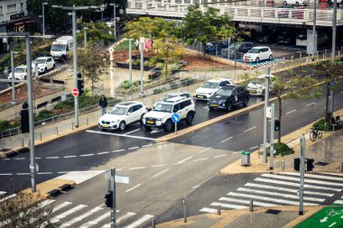 Tel Aviv, İsrail, 29 Aralık 2025. Tel Aviv şehir merkezinde trafik hâlâ yoğun. Tel Aviv 'de tercih edilen ulaşım yolları arasında arabalar ve otobüsler yer alıyor..