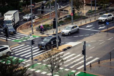 Tel Aviv, İsrail, 29 Aralık 2025. Tel Aviv şehir merkezinde trafik hâlâ yoğun. Tel Aviv 'de tercih edilen ulaşım yolları arasında arabalar ve otobüsler yer alıyor..