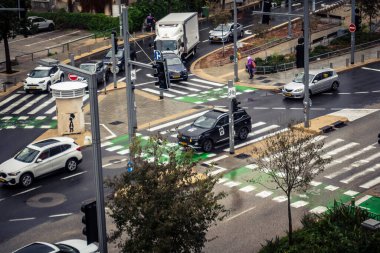 Tel Aviv, İsrail, 29 Aralık 2025. Tel Aviv şehir merkezinde trafik hâlâ yoğun. Tel Aviv 'de tercih edilen ulaşım yolları arasında arabalar ve otobüsler yer alıyor..