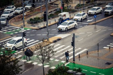 Tel Aviv, İsrail, 29 Aralık 2025. Tel Aviv şehir merkezinde trafik hâlâ yoğun. Tel Aviv 'de tercih edilen ulaşım yolları arasında arabalar ve otobüsler yer alıyor..