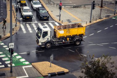 Tel Aviv, İsrail, 29 Aralık 2025. Tel Aviv şehir merkezinde trafik hâlâ yoğun. Tel Aviv 'de tercih edilen ulaşım yolları arasında arabalar ve otobüsler yer alıyor..
