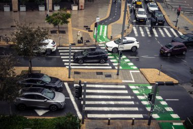 Tel Aviv, İsrail, 29 Aralık 2025. Tel Aviv şehir merkezinde trafik hâlâ yoğun. Tel Aviv 'de tercih edilen ulaşım yolları arasında arabalar ve otobüsler yer alıyor..