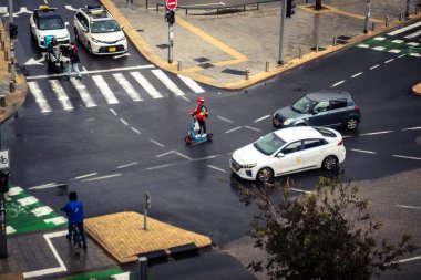 Tel Aviv, İsrail, 29 Aralık 2025. Tel Aviv şehir merkezinde trafik hâlâ yoğun. Tel Aviv 'de tercih edilen ulaşım yolları arasında arabalar ve otobüsler yer alıyor..
