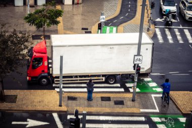 Tel Aviv, İsrail, 29 Aralık 2025. Tel Aviv şehir merkezinde trafik hâlâ yoğun. Tel Aviv 'de tercih edilen ulaşım yolları arasında arabalar ve otobüsler yer alıyor..