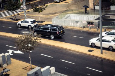 Tel Aviv, İsrail, 29 Aralık 2025. Tel Aviv şehir merkezinde trafik hâlâ yoğun. Tel Aviv 'de tercih edilen ulaşım yolları arasında arabalar ve otobüsler yer alıyor..