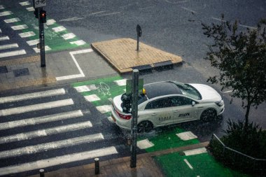 Tel Aviv, İsrail, 29 Aralık 2025. Tel Aviv şehir merkezinde trafik hâlâ yoğun. Tel Aviv 'de tercih edilen ulaşım yolları arasında arabalar ve otobüsler yer alıyor..