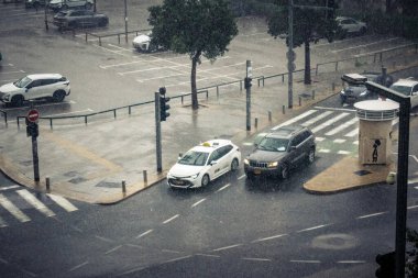 Tel Aviv, İsrail, 29 Aralık 2025. Tel Aviv şehir merkezinde trafik hâlâ yoğun. Tel Aviv 'de tercih edilen ulaşım yolları arasında arabalar ve otobüsler yer alıyor..