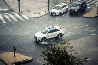 Tel Aviv, İsrail, 29 Aralık 2025. Tel Aviv şehir merkezinde trafik hâlâ yoğun. Tel Aviv 'de tercih edilen ulaşım yolları arasında arabalar ve otobüsler yer alıyor..