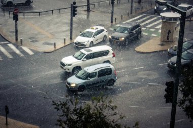 Tel Aviv, İsrail, 29 Aralık 2025. Tel Aviv şehir merkezinde trafik hâlâ yoğun. Tel Aviv 'de tercih edilen ulaşım yolları arasında arabalar ve otobüsler yer alıyor..