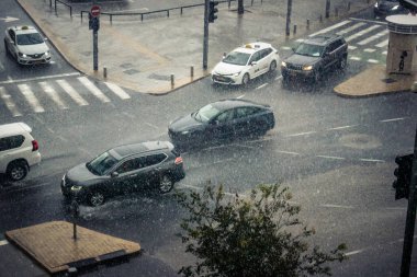 Tel Aviv, İsrail, 29 Aralık 2025. Tel Aviv şehir merkezinde trafik hâlâ yoğun. Tel Aviv 'de tercih edilen ulaşım yolları arasında arabalar ve otobüsler yer alıyor..