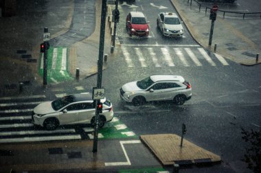 Tel Aviv, İsrail, 29 Aralık 2025. Tel Aviv şehir merkezinde trafik hâlâ yoğun. Tel Aviv 'de tercih edilen ulaşım yolları arasında arabalar ve otobüsler yer alıyor..