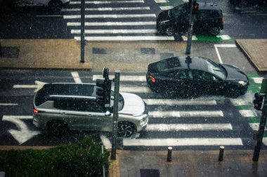 Tel Aviv, İsrail, 29 Aralık 2025. Tel Aviv şehir merkezinde trafik hâlâ yoğun. Tel Aviv 'de tercih edilen ulaşım yolları arasında arabalar ve otobüsler yer alıyor..