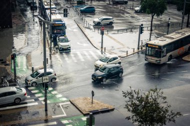 Tel Aviv, İsrail, 29 Aralık 2025. Tel Aviv şehir merkezinde trafik hâlâ yoğun. Tel Aviv 'de tercih edilen ulaşım yolları arasında arabalar ve otobüsler yer alıyor..