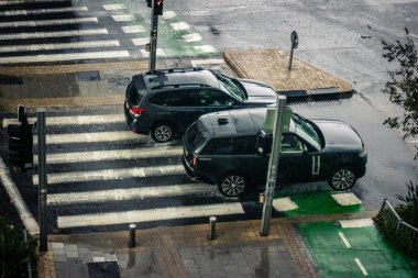 Tel Aviv, İsrail, 29 Aralık 2025. Tel Aviv şehir merkezinde trafik hâlâ yoğun. Tel Aviv 'de tercih edilen ulaşım yolları arasında arabalar ve otobüsler yer alıyor..