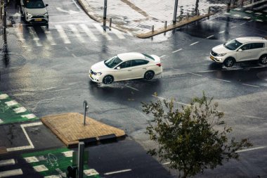 Tel Aviv, İsrail, 29 Aralık 2025. Tel Aviv şehir merkezinde trafik hâlâ yoğun. Tel Aviv 'de tercih edilen ulaşım yolları arasında arabalar ve otobüsler yer alıyor..