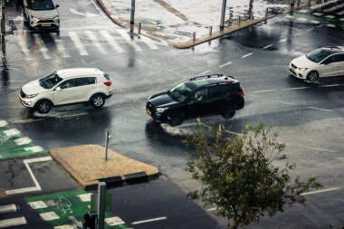 Tel Aviv, İsrail, 29 Aralık 2025. Tel Aviv şehir merkezinde trafik hâlâ yoğun. Tel Aviv 'de tercih edilen ulaşım yolları arasında arabalar ve otobüsler yer alıyor..