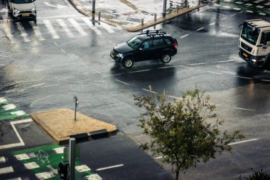 Tel Aviv, İsrail, 29 Aralık 2025. Tel Aviv şehir merkezinde trafik hâlâ yoğun. Tel Aviv 'de tercih edilen ulaşım yolları arasında arabalar ve otobüsler yer alıyor..