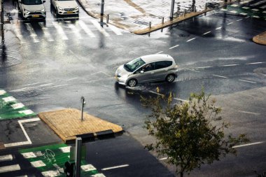 Tel Aviv, İsrail, 29 Aralık 2025. Tel Aviv şehir merkezinde trafik hâlâ yoğun. Tel Aviv 'de tercih edilen ulaşım yolları arasında arabalar ve otobüsler yer alıyor..