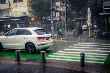 Tel Aviv, İsrail, 29 Aralık 2025. Tel Aviv şehir merkezinde trafik hâlâ yoğun. Tel Aviv 'de tercih edilen ulaşım yolları arasında arabalar ve otobüsler yer alıyor..