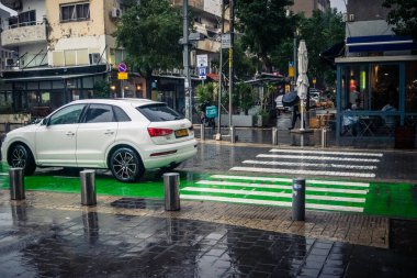 Tel Aviv, İsrail, 29 Aralık 2025. Tel Aviv şehir merkezinde trafik hâlâ yoğun. Tel Aviv 'de tercih edilen ulaşım yolları arasında arabalar ve otobüsler yer alıyor..