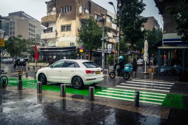 Tel Aviv, İsrail, 29 Aralık 2025. Tel Aviv şehir merkezinde trafik hâlâ yoğun. Tel Aviv 'de tercih edilen ulaşım yolları arasında arabalar ve otobüsler yer alıyor..