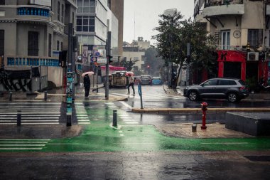 Tel Aviv, İsrail, 29 Aralık 2025. Tel Aviv şehir merkezinde trafik hâlâ yoğun. Tel Aviv 'de tercih edilen ulaşım yolları arasında arabalar ve otobüsler yer alıyor..