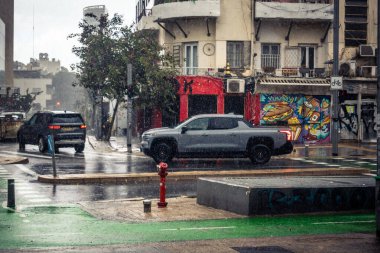 Tel Aviv, İsrail, 29 Aralık 2025. Tel Aviv şehir merkezinde trafik hâlâ yoğun. Tel Aviv 'de tercih edilen ulaşım yolları arasında arabalar ve otobüsler yer alıyor..