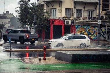 Tel Aviv, İsrail, 29 Aralık 2025. Tel Aviv şehir merkezinde trafik hâlâ yoğun. Tel Aviv 'de tercih edilen ulaşım yolları arasında arabalar ve otobüsler yer alıyor..