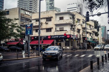 Tel Aviv, İsrail, 29 Aralık 2025. Tel Aviv şehir merkezinde trafik hâlâ yoğun. Tel Aviv 'de tercih edilen ulaşım yolları arasında arabalar ve otobüsler yer alıyor..