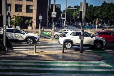 Tel Aviv, İsrail, 29 Aralık 2025. Tel Aviv şehir merkezinde trafik hâlâ yoğun. Tel Aviv 'de tercih edilen ulaşım yolları arasında arabalar ve otobüsler yer alıyor..