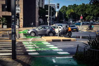 Tel Aviv, İsrail, 29 Aralık 2025. Tel Aviv şehir merkezinde trafik hâlâ yoğun. Tel Aviv 'de tercih edilen ulaşım yolları arasında arabalar ve otobüsler yer alıyor..