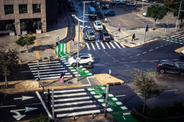 Tel Aviv, İsrail, 29 Aralık 2025. Tel Aviv şehir merkezinde trafik hâlâ yoğun. Tel Aviv 'de tercih edilen ulaşım yolları arasında arabalar ve otobüsler yer alıyor..