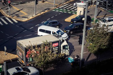 Tel Aviv, İsrail, 29 Aralık 2025. Tel Aviv şehir merkezinde trafik hâlâ yoğun. Tel Aviv 'de tercih edilen ulaşım yolları arasında arabalar ve otobüsler yer alıyor..