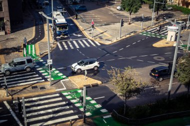 Tel Aviv, İsrail, 29 Aralık 2025. Tel Aviv şehir merkezinde trafik hâlâ yoğun. Tel Aviv 'de tercih edilen ulaşım yolları arasında arabalar ve otobüsler yer alıyor..