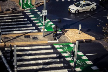 Tel Aviv, İsrail, 29 Aralık 2025. Tel Aviv şehir merkezinde trafik hâlâ yoğun. Tel Aviv 'de tercih edilen ulaşım yolları arasında arabalar ve otobüsler yer alıyor..