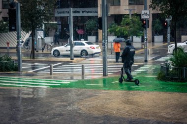 Tel Aviv, İsrail, 29 Aralık 2025. Biri Tel Aviv şehir merkezinde elektrikli scooter kullanıyor. Bu ulaşım şekli buralarda dolaşmanın tercih edilen yollarından biridir..