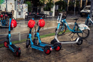 Tel Aviv, İsrail, 29 Aralık 2025. Biri Tel Aviv şehir merkezinde elektrikli scooter kullanıyor. Bu ulaşım şekli buralarda dolaşmanın tercih edilen yollarından biridir..