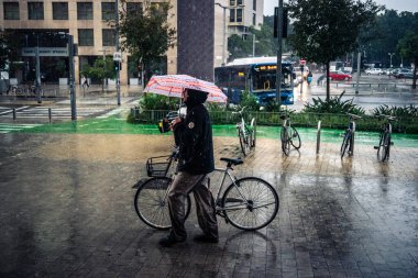 Tel Aviv, İsrail, 29 Aralık 2025. Tel Aviv şehir merkezinde bisiklet süren biri. Bu ulaşım şekli buralarda dolaşmanın tercih edilen yollarından biridir..