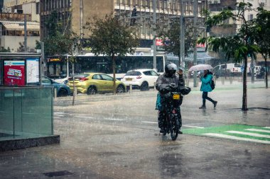 Tel Aviv, İsrail, 29 Aralık 2025. Tel Aviv şehir merkezinde bisiklet süren biri. Bu ulaşım şekli buralarda dolaşmanın tercih edilen yollarından biridir..
