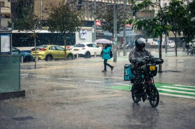 Tel Aviv, İsrail, 29 Aralık 2025. Tel Aviv şehir merkezinde bisiklet süren biri. Bu ulaşım şekli buralarda dolaşmanın tercih edilen yollarından biridir..