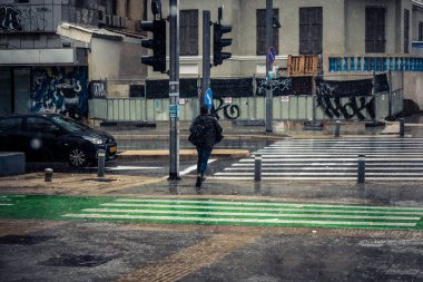 Tel Aviv, İsrail, 29 Aralık 2025. Tel Aviv şehir merkezinde bisiklet süren biri. Bu ulaşım şekli buralarda dolaşmanın tercih edilen yollarından biridir..