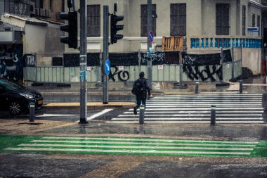 Tel Aviv, İsrail, 29 Aralık 2025. Tel Aviv şehir merkezinde bisiklet süren biri. Bu ulaşım şekli buralarda dolaşmanın tercih edilen yollarından biridir..