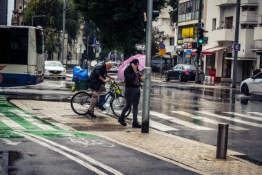 Tel Aviv, İsrail, 29 Aralık 2025. Tel Aviv şehir merkezinde bisiklet süren biri. Bu ulaşım şekli buralarda dolaşmanın tercih edilen yollarından biridir..