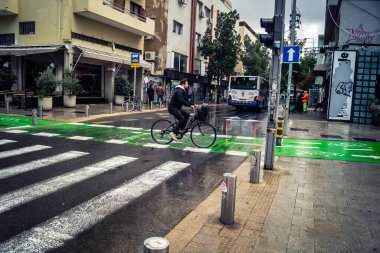 Tel Aviv, İsrail, 29 Aralık 2025. Tel Aviv şehir merkezinde bisiklet süren biri. Bu ulaşım şekli buralarda dolaşmanın tercih edilen yollarından biridir..