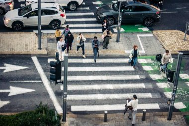 Tel Aviv, İsrail, 28 Aralık 2025. Orta Doğu 'nun en modern şehirlerinden biri olan Tel Aviv sokaklarında yürüyen yayalar..