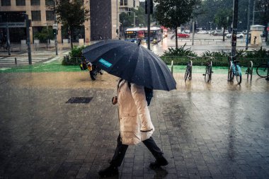 Tel Aviv, İsrail, 29 Aralık 2025. Yayalar şemsiyelerle yağmurda yürür Orta Doğu 'nun en modern şehirlerinden biri olan Tel Aviv sokaklarında..