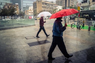 Tel Aviv, İsrail, 29 Aralık 2025. Yayalar şemsiyelerle yağmurda yürür Orta Doğu 'nun en modern şehirlerinden biri olan Tel Aviv sokaklarında..