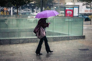 Tel Aviv, İsrail, 29 Aralık 2025. Yayalar şemsiyelerle yağmurda yürür Orta Doğu 'nun en modern şehirlerinden biri olan Tel Aviv sokaklarında..