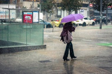 Tel Aviv, İsrail, 29 Aralık 2025. Yayalar şemsiyelerle yağmurda yürür Orta Doğu 'nun en modern şehirlerinden biri olan Tel Aviv sokaklarında..